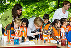 Bundeskanzlerin Angela Merkel forscht gemeinsam mit Kindern zum Tag der kleinen Forscher 2016 in Berlin