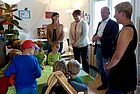 Patricia Lips, Mitglied des Bundestages, besucht eine Kita.