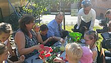 Der Ministerpräsident Sachsen-Anhalts Reiner Haseloff forscht in Dessau mit Kindern zum Tag der kleinen Forscher