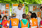Bundeskanzlerin Angela Merkel wird zum Tag der kleinen Forscher 2016 in Berlin von Kindern in Warnweste begrüßt