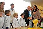 Waldemar Westermayer, Mitglied des Bundestages, forscht mit Kindern in Kitteln