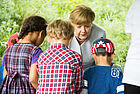 Bundeskanzlerin Angela Merkel unterhält sich mit Kindern zum Tag der kleinen Forscher 2016 in Berlin