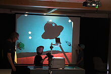 Kinder nutzen Overheadprojektor zur Darstellung des Weltalls