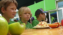 Kinder essen Apfelstücke