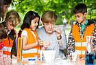 Bundeskanzlerin Angela Merkel forscht gemeinsam mit Kindern zum Tag der kleinen Forscher 2016 in Berlin